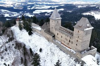 Tady skotačil Petronel s Uriášem. Hrad z Anděla Páně připomněl dvacetileté výročí kultovní pohádky - Novinky