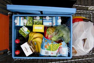 U pokladny jsem nechala plný košík a odešla. Reakce prodavačky i lidí kolem mě překvapila - Médium.cz