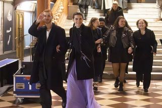 Sarah Haváčová bez Prachaře. Z premiéry zamířila do víru noci s mladým zrzkem