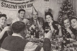 Silvestr za socialismu: Televizní retro trapnost, oschlé chlebíčky a litry levného alkoholu - Médium.cz