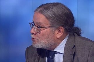 Vondra v živém vysílání vypěnil kvůli Okamurovi. Označil ho za pindala, padla další tvrdá slova a SPD podle něj míří k zániku