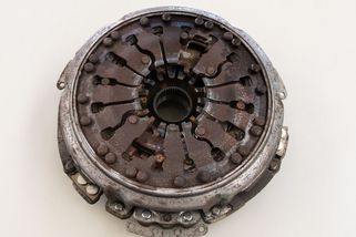 Chcete, aby vám vydržela spojka? Dobře ji zajeďte a zbavte se řidičských zlozvyků, pak vydrží i 200 000 km - Garáž.cz