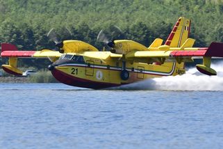 Italská hasicí letadla nabírají vodu z jezera Milada, přihlíží tomu stovky lidí - Novinky