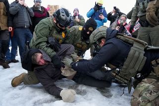 Fotky: Lidé protestují proti zastřelení Američanky. Policie zatýká - Seznam Zprávy