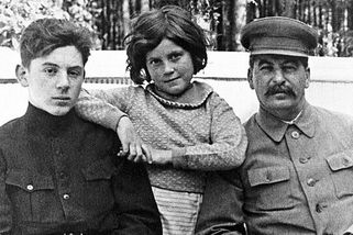 Dcera Stalina utekla na americkou ambasádu v Indii. Život Světlany Allilujevové skončil v chudobě - Médium.cz