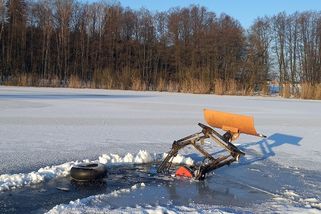 Pod traktorem se na rybníku na Rychnovsku propadl led. Zmizel pod hladinou - Novinky