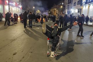 Protesty v Íránu mohutní. Lidé chtějí konec ajatolláha, ten vypnul internet - Seznam Zprávy