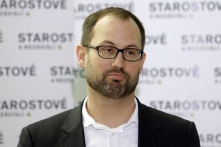 Arogantní. Obrovská chyba. Kde je ta slibovaná změna? Politologové trhají Farského na kusy - Novinky