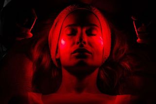 Terapie červeným a modrým světlem pomáhá s vypadáváním vlasů a v boji se stárnutím pleti - Novinky