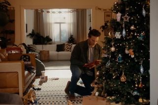 Nejočekávanější vánoční reklama letos poukazuje na problematické vztahy otců se svými syny - Novinky