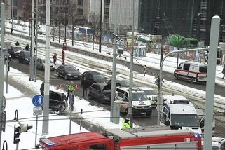 Hromadné nehody v Praze: Po srážce se sanitkou na Žižkově i na okruhu jsou zranění - Novinky