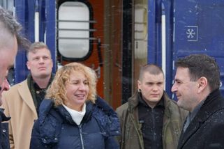 REPORTÁŽ: Salvy raket a tiskovka v krytu. Macinkovu cestu na Ukrajinu uzavřela nečekaná žaloba