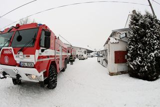 V Moravském krasu uvízl zraněný člověk v jeskyni asi 50 metrů pod zemí. Hasiči se ho snaží zachránit - Novinky