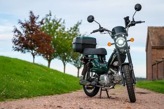 Splašené kolo jezdí „pod dva“, stojí jednu výplatu a stačí vám řidičák na auto: Otestovali jsme český moped mpKorado Supermaxi 50 EFI - Garáž.cz