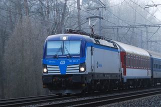 Skočil mezi koleje a rychlík mu prosvištěl nad hlavou. Muž zázračně unikl smrti v Dlouhé Třebové