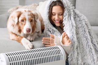 Češi topí méně než dřív, radši sáhnou po další vrstvě oblečení - Novinky