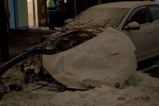 Vlak v Hlubočepích smetl auto, které při vjíždění do garáže sjelo na koleje - Novinky