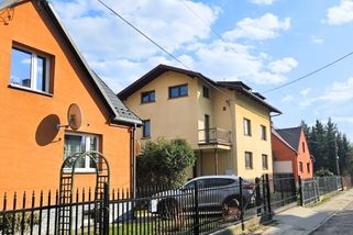 „Vesničané jsou omezení a nemají žádné ambice,“ říká Nela, která se přistěhovala z Prahy. Život na venkově je podle ní to nejhorší, co ji mohlo potkat