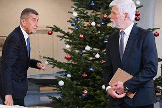 Dusno na setkání Babiše a prezidenta Pavla: Nevraživé pohledy, napjatá atmosféra a ztuhlé úsměvy