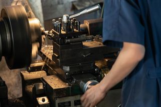 Zelenského seznam žaluje. Rusové vyrábí zbraně i díky českým firmám - Seznam Zprávy