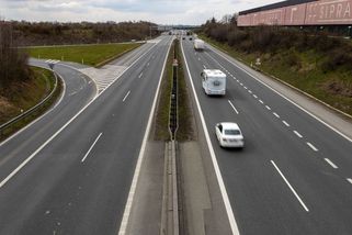 Na vytížené české dálnici automaticky fotí každé auto. Víme proč a kam data putují - Garáž.cz