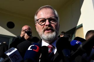 Zmocněnec nenahrazuje ministra, je to obcházení ústavy, míní expremiér Fiala