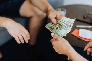 Žijí z dávek, přitom tráví čas na dovolených. Do práce chodit odmítají, nevyplatí se jim to - Médium.cz