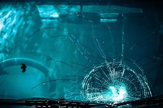 Kámen rozbil sklo u auta, viník to dosvědčil. Pojišťovna přesto škodu nezaplatí - Novinky