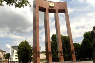 Rusové chtěli v noci zničit památník Bander...