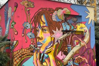 Francouzský výtvarník vytvořil na trafostanici zasněnou dívku s květinami a volavkou - Novinky