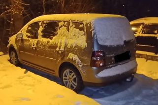 Mladíci se v Hradci vypravili krást součástky z aut. Zapomněli, že ve sněhu zůstávají stopy - Novinky