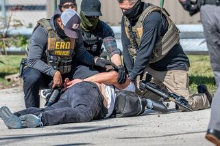 Zadrženého migranta někdo udusil, ukázala pitva. Úřady tvrdily, že se zabil sám - Seznam Zprávy