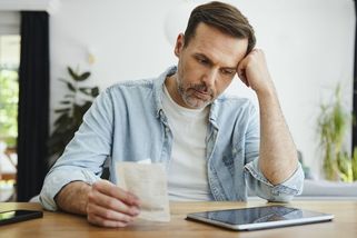 Tisíce obětí lichvářů. Systematicky připravují lidi o domy a byty - Novinky