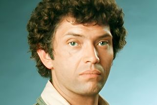 Martin Shaw slaví 81. Z kudrnatého Doylea zbyl jen úsměv, je z něj prošedivělý samotář s dlouhou hřívou