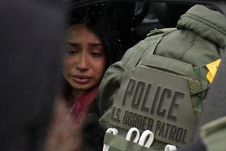 Počet agentů ICE se více než zdvojnásobil. A prudce stoupl počet mrtvých zadržených - Novinky