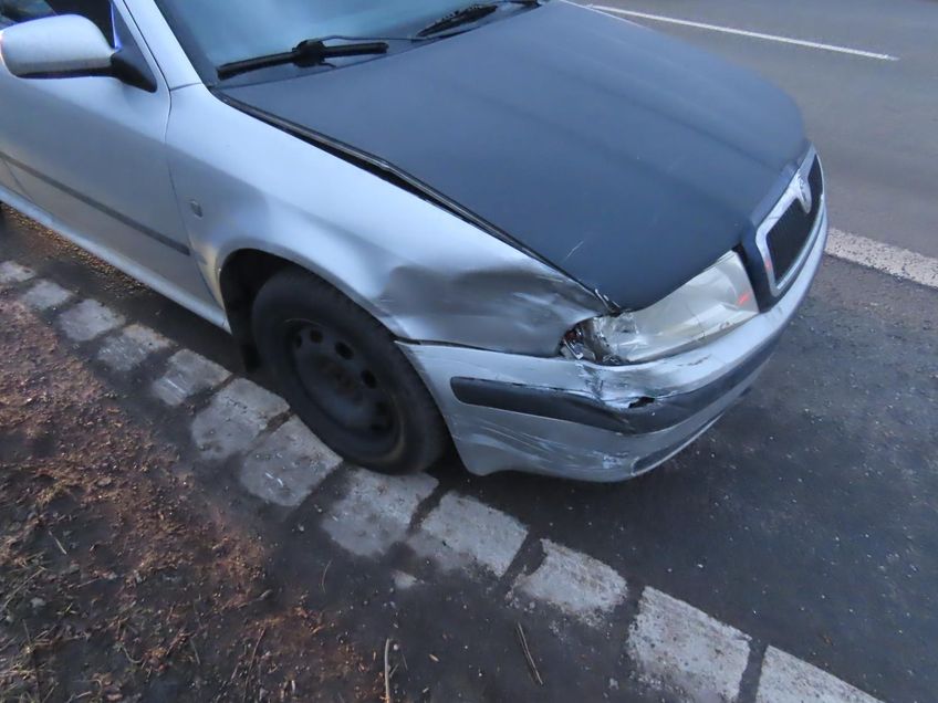 Řidič pod vlivem alkoholu způsobil nehodu a ujel z místa