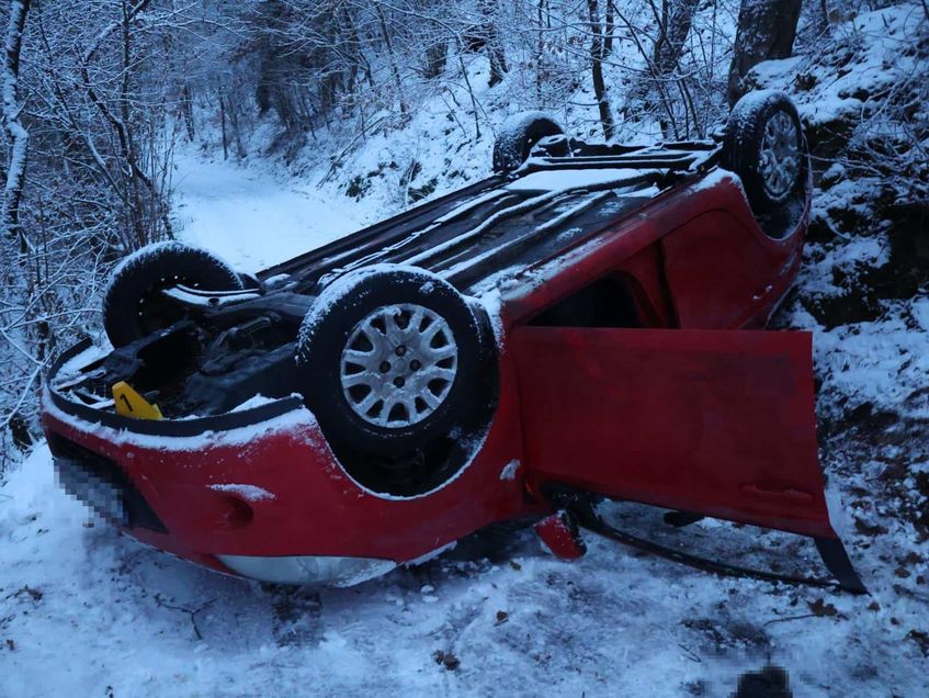 Tragická nehoda na zasněžené silnici si vyžádala život řidiče