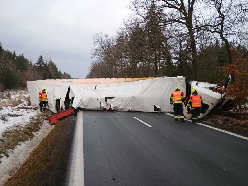 Nehoda kamionu zablokovala silnici a zaměstnala složky IZS