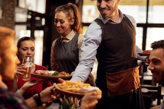 Myslela jsem, že platím za jídlo. Pak mi číšník naúčtoval tohle a já zírala - Médium.cz