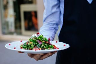 V restauraci nám donesli studené jídlo. Když manžel řekl, kdo jsme, omluvili se a večeře byla zdarma - Médium.cz