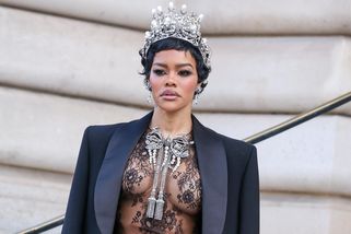 Každé prso na jiném kontinentu! Fanoušci se zasekli na hrudníku adeptky na Oscara Teyany Taylor