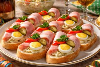 Chlebíčky v Česku milujeme dodnes. Na ty z dob socialismu ale řada z nás vzpomíná s láskou - Médium.cz