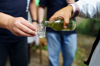 Češi vůbec neví, že slivovici nesmí prodat ani svému sousedovi za pár korun. Spousta z nich to neví a riskují obrovské pokuty »