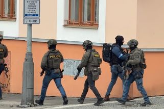 Učitel, který si na škole vymyslel střelbu, zůstává na psychiatrii. Podle ředitelky se choval normálně - Novinky