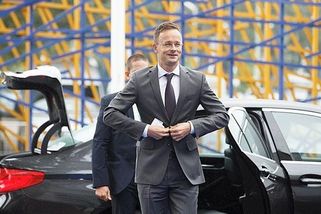 Rajchl zahájil tah na Okamurovo křeslo na víc frontách najednou - Médium.cz