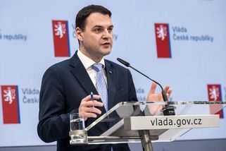 Fialovy velvyslance nechceme. Babišova vláda si hodlá vybrat vlastní