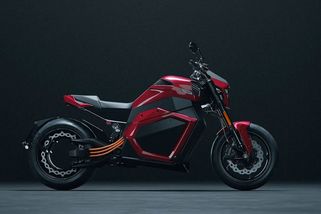 První motocykl dostal revoluční baterii, nabídne ohromující dojezd i nabíjení - Novinky
