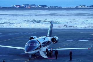 Do letadla dánské premiérky nechali v Grónsku nastoupit zcela neznámého člověka - Novinky