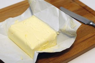 V akcích i za 22 korun. Ceny másla dál padají - Novinky