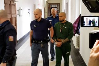 Před dětmi ubodal expartnerku a spolubydlící zranil tak, že skončila na vozíku. Nejvyšší soud mu potvrdil doživotí - Novinky